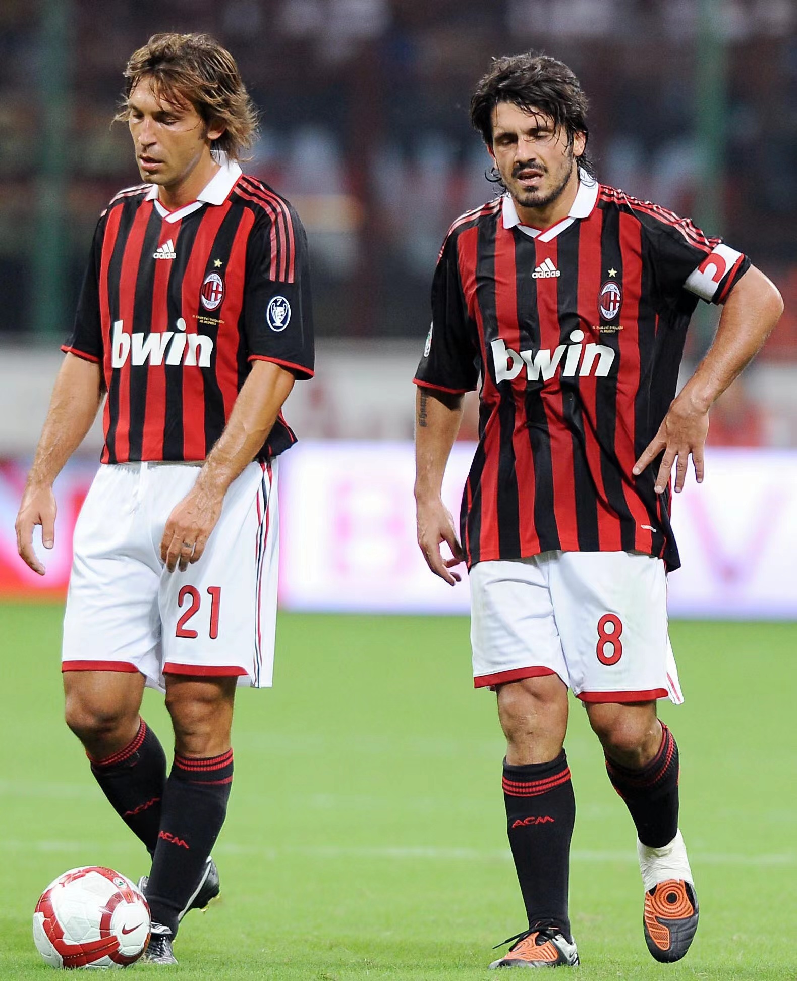 曼联4-1击败狼队，升至英超第六；米兰3-2战胜都灵，登顶积分榜。（曼联4比1擒狼队跻身英超第六，米兰3比2力克都灵领跑积分榜）