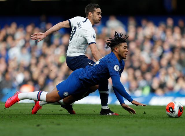 詹姆斯关键助攻锁定胜利（詹姆斯关键助攻锁定胜局）