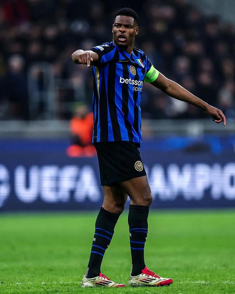 因大力手抛球闻名英超! 德拉普父亲：对手宁愿给角球也不给界外球（英超大力界外球成名！德拉普父亲：对手宁可给角球也不给界外球）