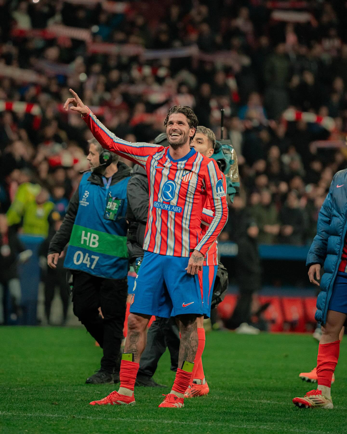 记者：邵佳一探班U22国足训练，与主帅安东尼奥相谈甚欢（记者：邵佳一探营U22国足训练，与主帅安东尼奥交流愉快）