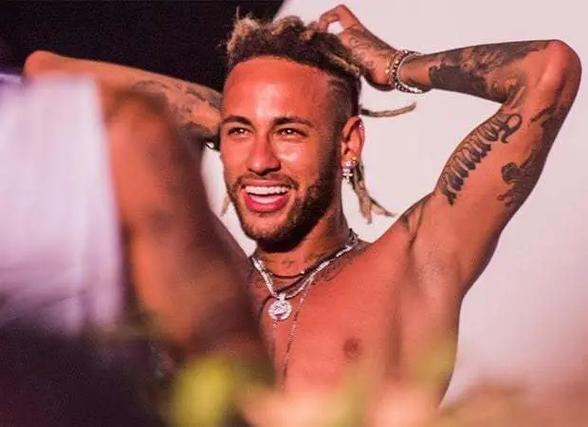 邓弗里斯：希望两到三周内复出，我们的球队就像一个大家庭（邓弗里斯：力争两三周内复出，球队如同大家庭）