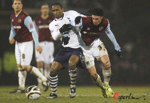 3-2大逆转！AC米兰争冠有戏：3连胜登顶+13轮不败，榜首3强差1分（AC米兰3-2翻盘登顶！豪取三连胜+13轮不败，争冠重燃：榜首三强仅差1分）