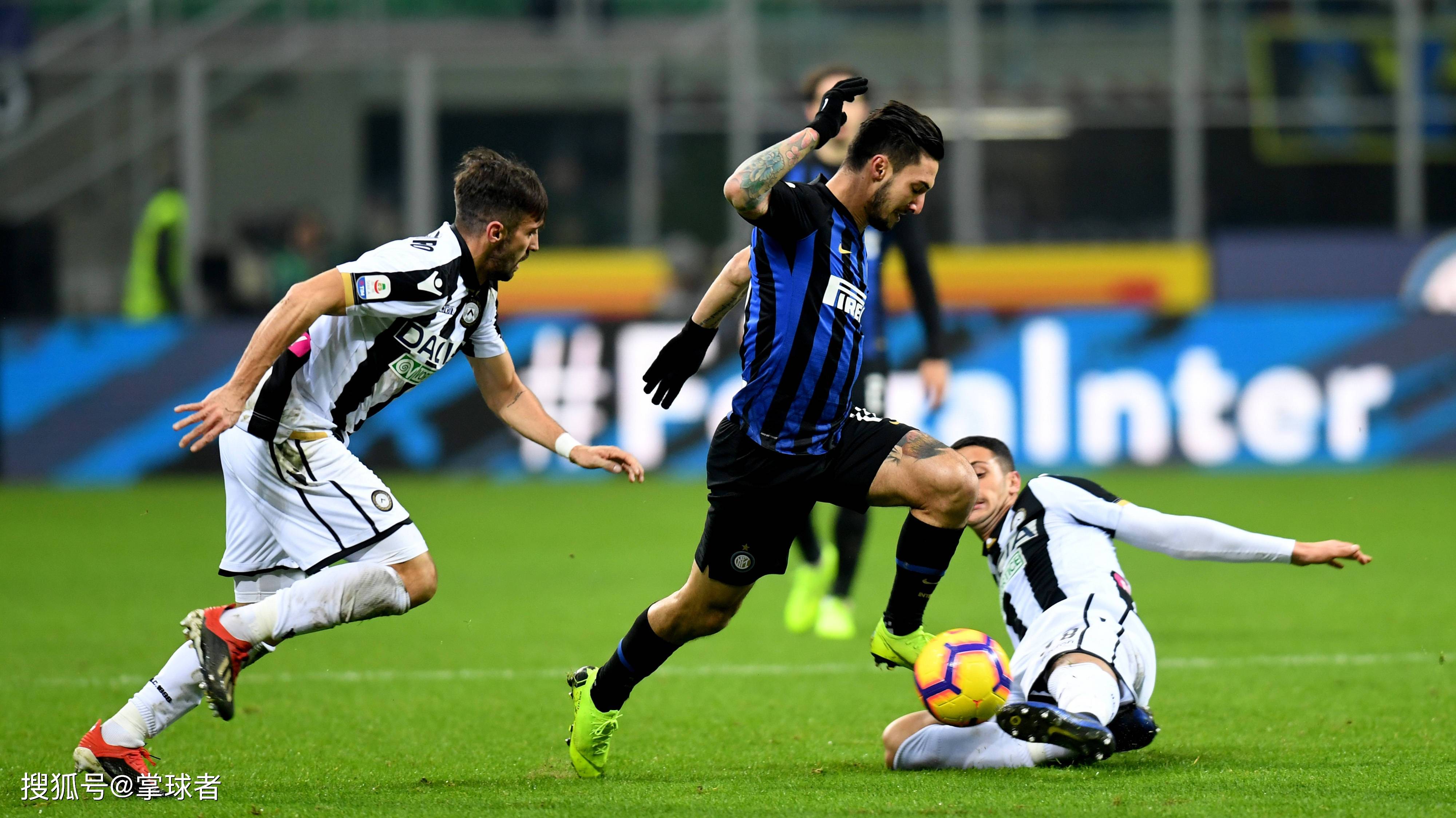 皇马盯上拜仁铁卫！2000万年薪要价令人惊喜，白衣军团再现零元购（皇马盯上拜仁铁卫：2000万年薪要价惊喜，白衣军团或再现自由转会神操作）