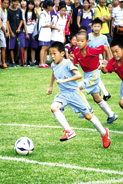 人行道上骑车容易打滑，老哥这么戴头盔，就是在糊弄自己啊（人行道骑车易打滑，这样戴头盔等于自欺欺人）