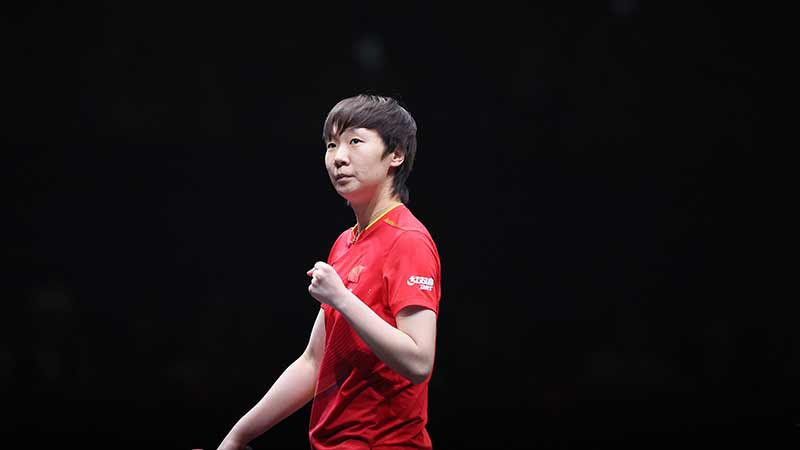 德媒：由于手指受伤，诺伊尔近两场都佩戴特制的四指手套参赛（德媒：手指受伤，诺伊尔已连续两场戴特制四指手套出战）